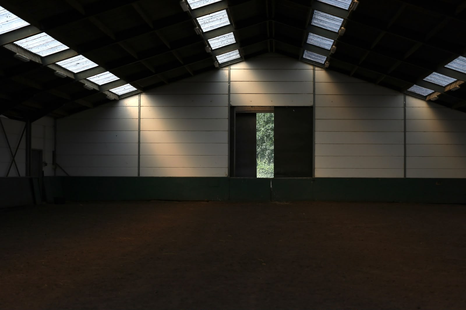 Lege binnenbak van de manege met dramatische lichtinval