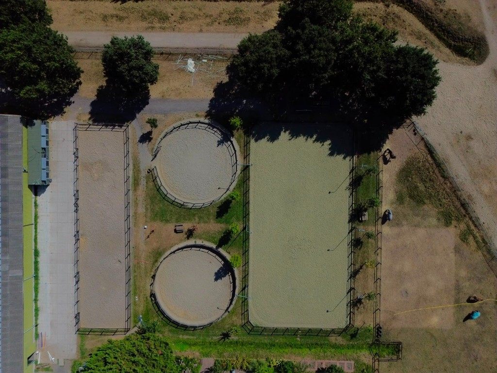 Luchtopname van paddocks en banen