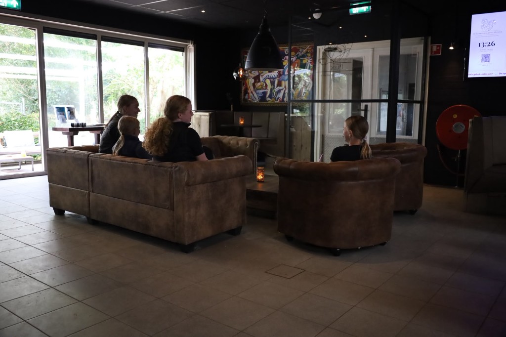 Lounge en zithoek van Plek bij De Barendrechtse Manege