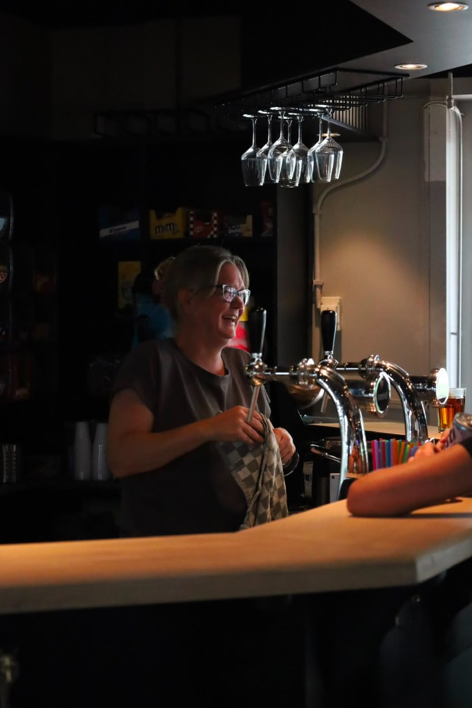 Gastvrouw achter de bar van Plek