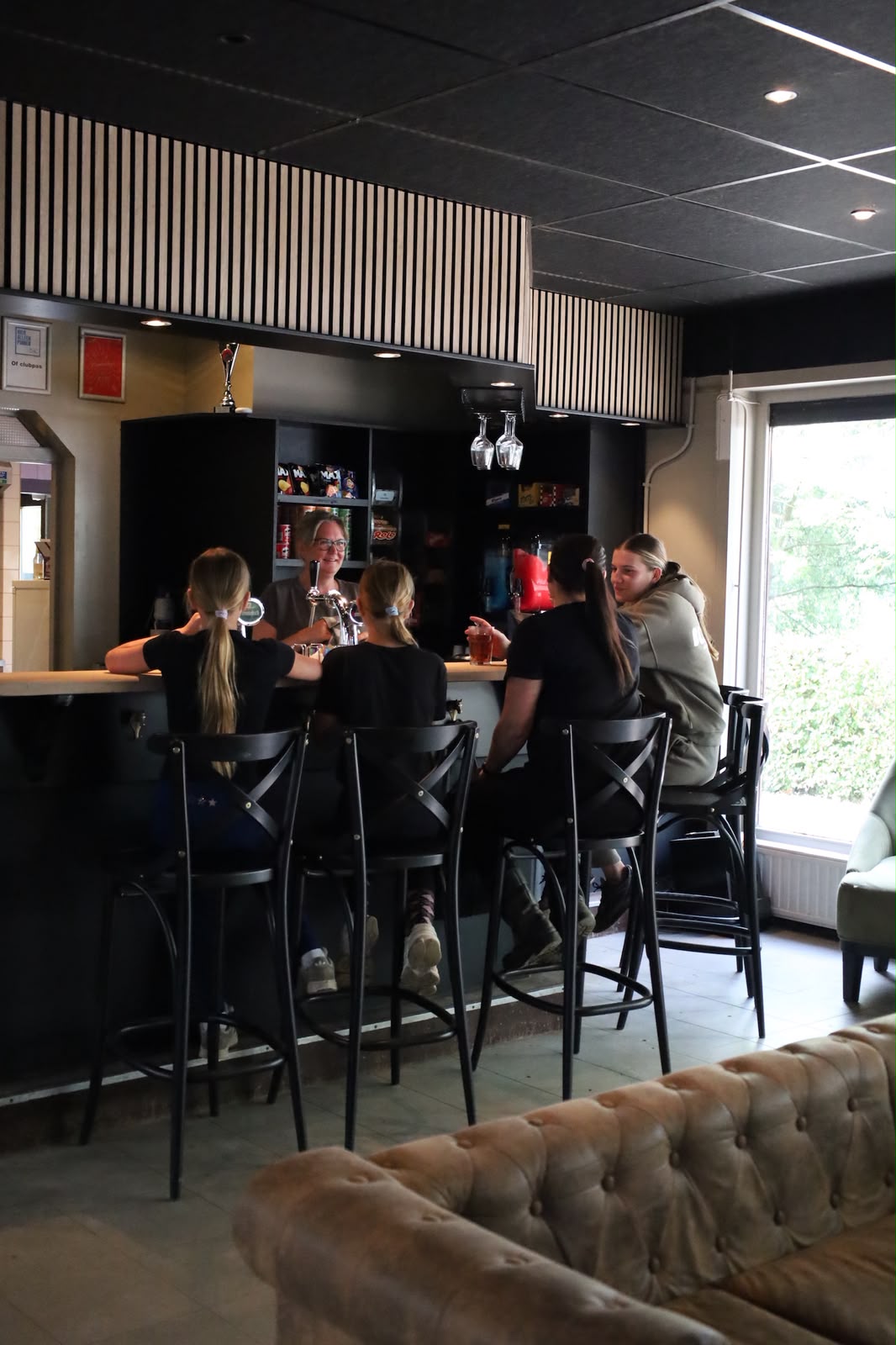Gezelligheid aan de bar bij Plek