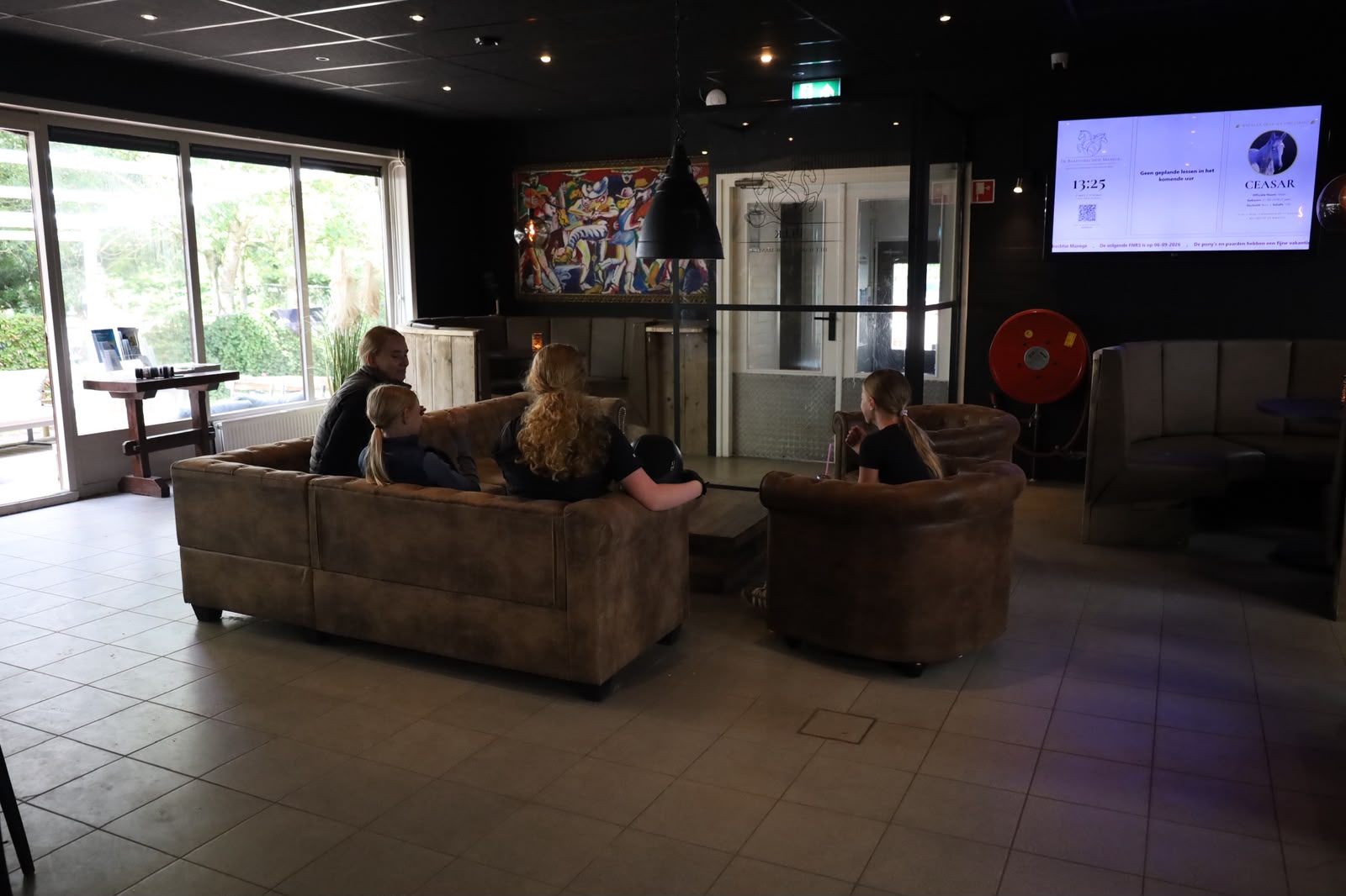 Lounge bij Plek met ManegePlan-scherm